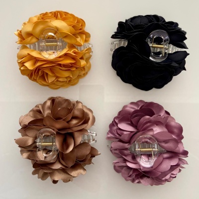 Conjunto de quatro presilhas de cabelo com flores de tecido coloridas