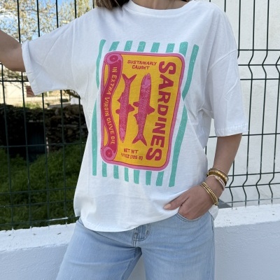 T-shirt branca com estampa colorida de caixa de sardinhas e calças de ganga azuis claras