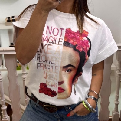 T-shirt branca com estampa colorida de Frida Kahlo e texto em inglês.