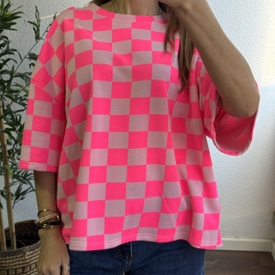 T-shirt rosa neón com padrão de quadrados em rosa claro