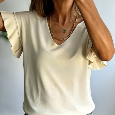 T-shirt creme com mangas plissadas e decote em V