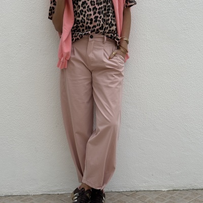 Calças rosas claras com camisa animal print e ténis pretos