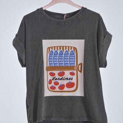 T-shirt cinza com estampa de caixa de sardinhas e tomates
