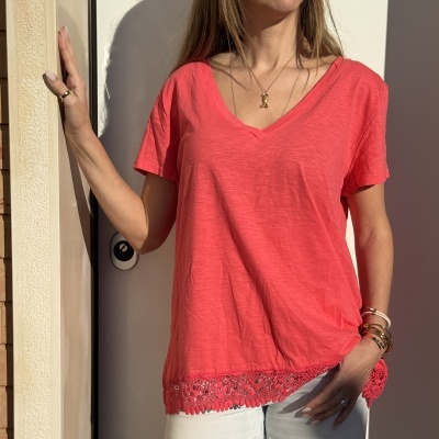T-shirt feminina coral com decote em V e renda floral na barra