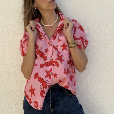 Camisa rosa com padrão vermelho de lagostas e estrelas do mar