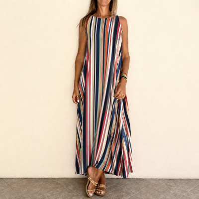 Vestido comprido listrado usado por mulher com sandálias castanhas