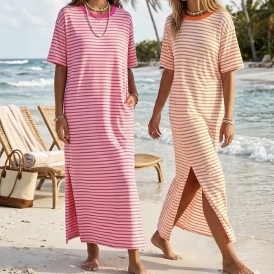 Dois vestidos compridos às riscas na praia com cadeiras de vime e mar ao fundo.