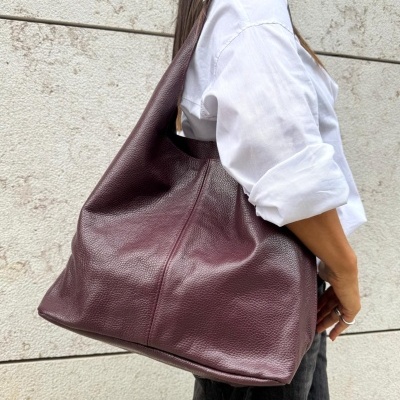 Mala de ombro grande em pele granulado bordô vista de perfil