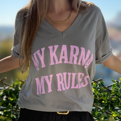 T-shirt cinzenta com texto cor-de-rosa 'MY KARMA MY RULES' no peito