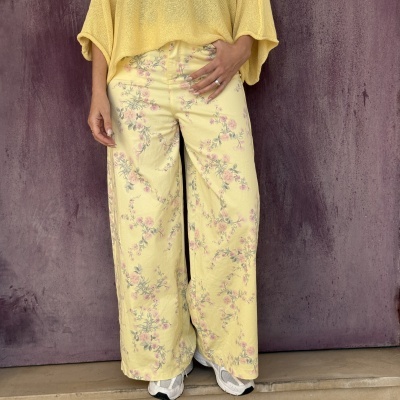 Calças florais amarelas largas e camisola de malha amarela