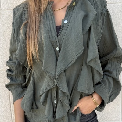 Camisa feminina verde-acinzentada com folhos e botões brancos