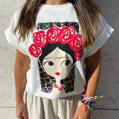 T-shirt branca com estampa de rosto feminino e coroa de rosas vermelhas