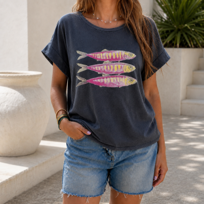 T-shirt preta com estampa colorida de peixes e calções de ganga azuis claros