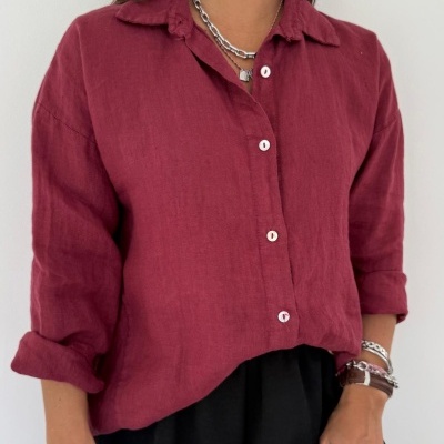 Camisa vermelha de linho com botões brancos e mangas arregaçadas
