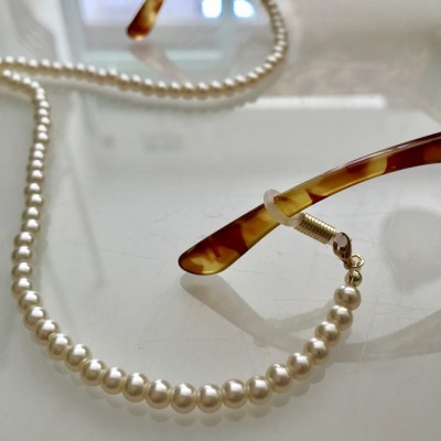 Correntinha para óculos com pérolas brancas e detalhes dourados