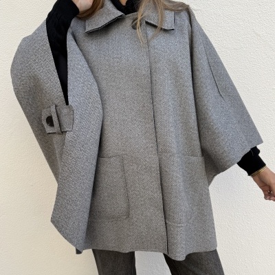 Casaco cinza claro texturizado com gola larga e bolsos frontais