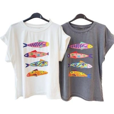 T-shirts branca e cinza com estampa colorida de quatro peixes estilizados