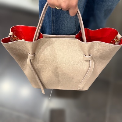 Mala de couro bege com interior vermelho e alças duplas