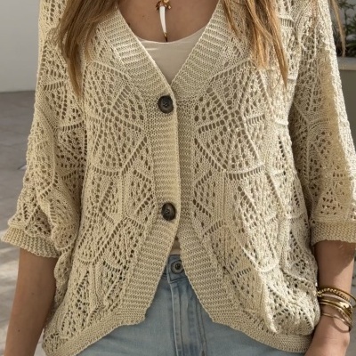 Cardigan bege rendado com botões e jeans azuis claros