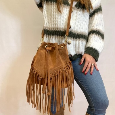 Mala em camurça castanha com franjas longas suspensa ao ombro
