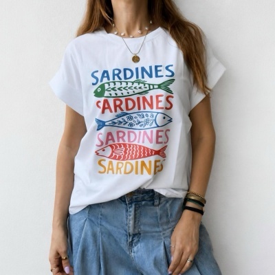 T-shirt branca com padrão colorido de sardinhas e texto