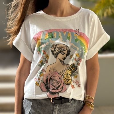 T-shirt branca com estampado colorido com texto LOVE e imagens florais e de mulher clássica