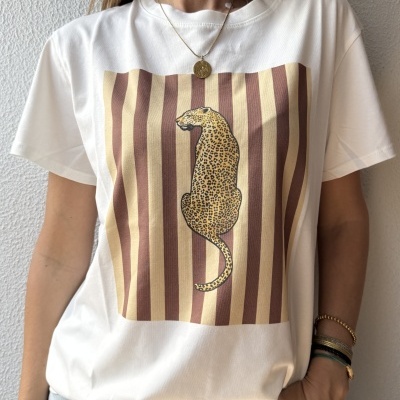 T-shirt branca com estampa de leopardo sobre riscas castanhas e bege.
