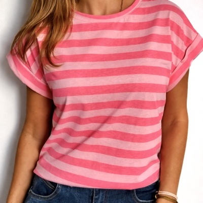T-shirt rosa às riscas horizontais em modelo feminino com calças de ganga