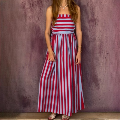 Vestido comprido riscado azul e vermelho com sandálias e fundo roxo texturado