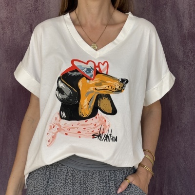 T-shirt branca com estampa de cão a usar óculos de coração e saia cinzenta com padrão animal print