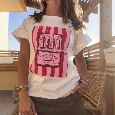 T-shirt branca com estampa de lata de sardinhas cor-de-rosa e vermelho