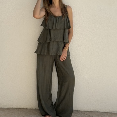 Conjunto verde-oliva de blusa de alças finas e calças largas