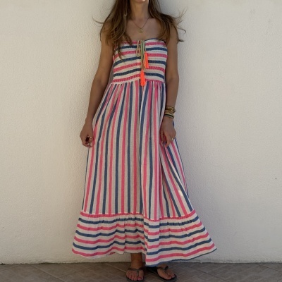 Vestido longo riscado colorido com cordão amarelo no decote