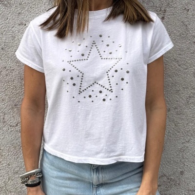 Camiseta branca de manga curta com estampa de estrela metálica usada com calças de ganga