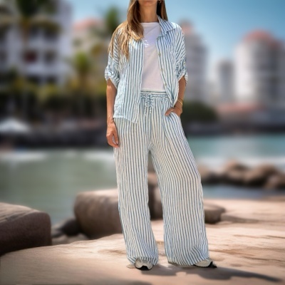 Conjunto de camisa e calças riscas azuis e brancas com t-shirt branca