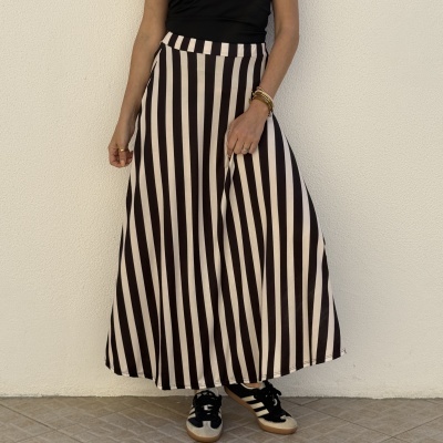 Saia longa às riscas verticais preto e branco com sapatilhas Adidas