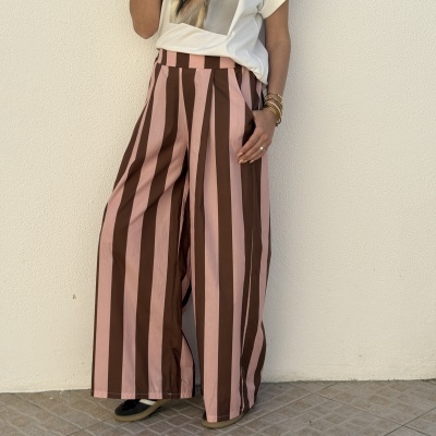 Calças largas riscas verticais castanho e rosa