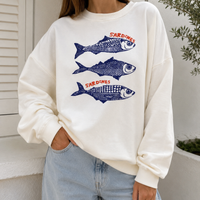 Sweatshirt branca com estampa de sardinhas azuis e texto vermelho