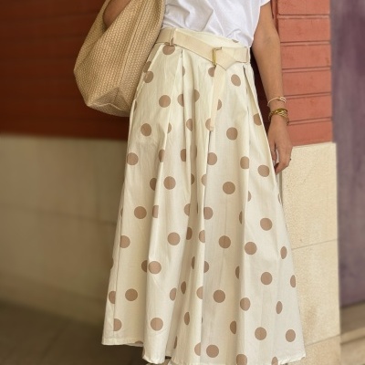 Saia comprida bege com bolinhas castanhas e cinto bege usada com t-shirt branca e ténis bege
