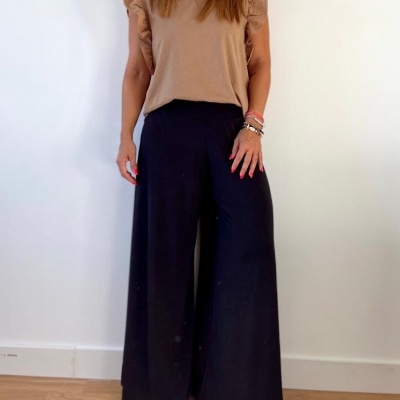 Conjunto feminino blusa bege com folhos e calças largas pretas