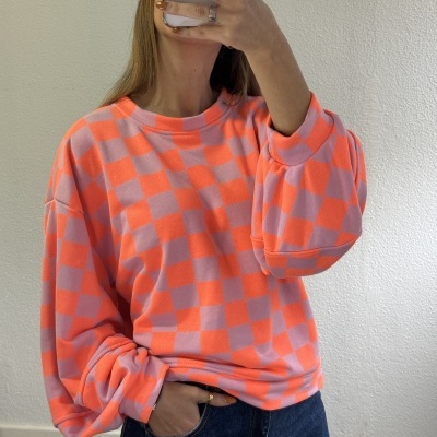 Sweatshirt xadrez laranja e rosa com gola redonda e mangas compridas bufantes