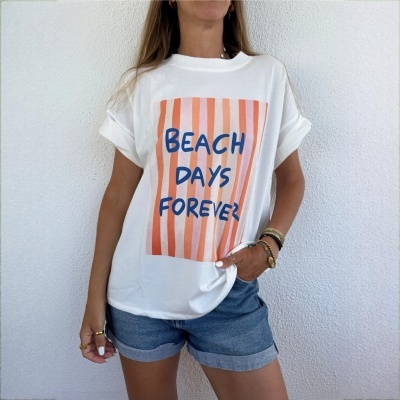 T-shirt branca com desenho de riscas e texto BEACH DAYS FOREVER