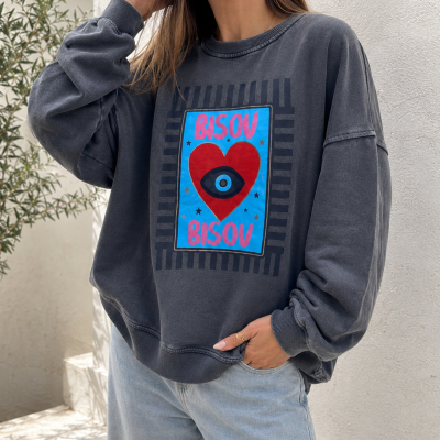 Sweatshirt cinzenta escura com estampado colorido frontal e calças de ganga claras