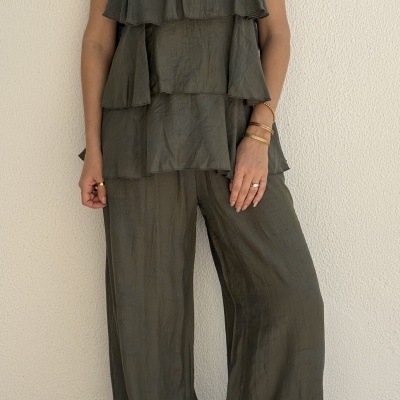 Conjunto feminino verde-oliva com top de alças folhadas e calças largas