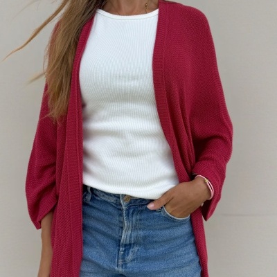 Mulher com cardigan vermelho, t-shirt branca e calções de ganga
