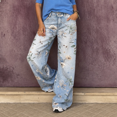 Calças largas de ganga azul claro com padrão floral multicolorido e camisola azul
