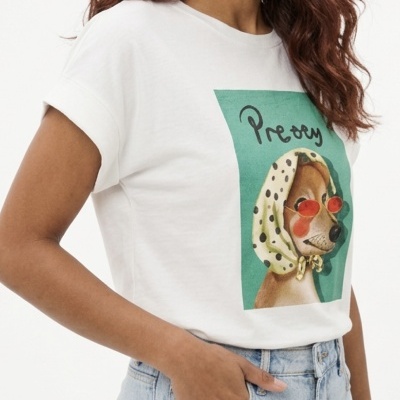 T-shirt branca com estampado de cão de lenço e óculos vermelhos