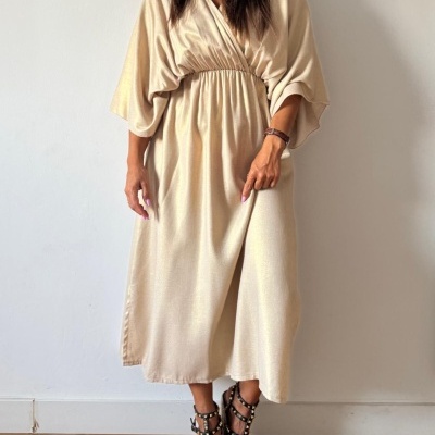 Vestido bege comprido com manga ampla e cintura franzida