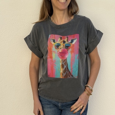 T-shirt cinzenta com girafa colorida a usar óculos de sol e a fazer bolha de chiclete