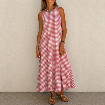 Vestido comprido de padrão xadrez rosa e branco usado por mulher